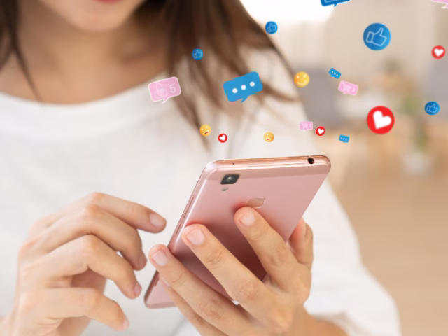 Real-Time Social Media Marketing for Hotels and Villas: Why Instant Connection Drives Bookings